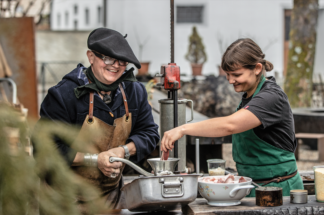 «Kochen ist Macht. Und die Zutaten sind das Zepter», Stefan Wiesner und eine Mitarbeiterin bei der Arbeit.